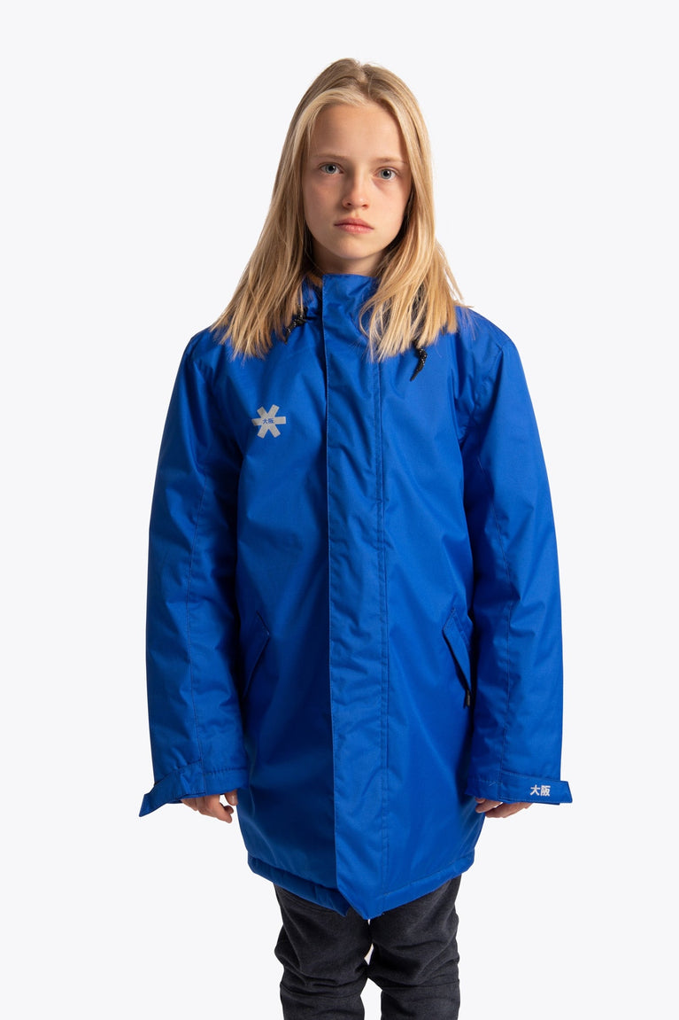 Girl wearing the Osaka Kids Stadium Jacket in Navy Blue. Front view