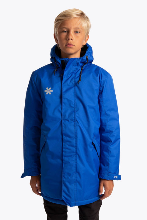 Girl wearing the Osaka Kids Stadium Jacket in Navy Blue. Front view